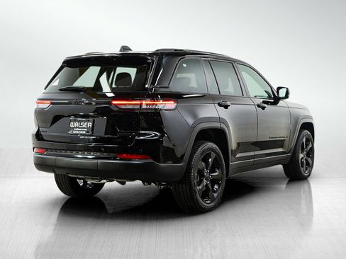 Used 2024 Jeep Grand Cherokee Limited w/ Black Appearance Package AWD/4WD image 5