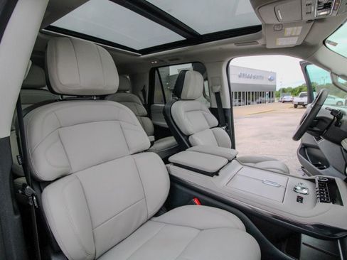 Used 2025 Lincoln Navigator Reserve AWD/4WD image 19