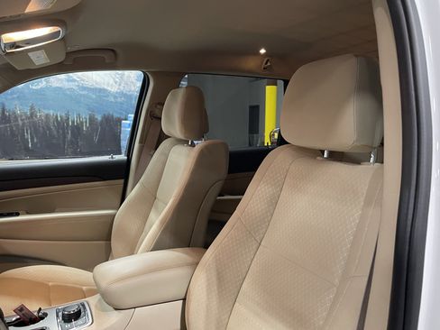 Used 2018 Jeep Grand Cherokee Laredo AWD/4WD image 19
