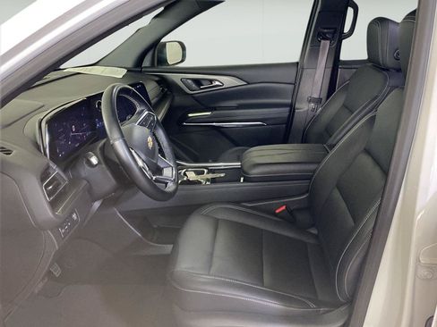 Used 2025 Chevrolet Traverse LT FWD image 7