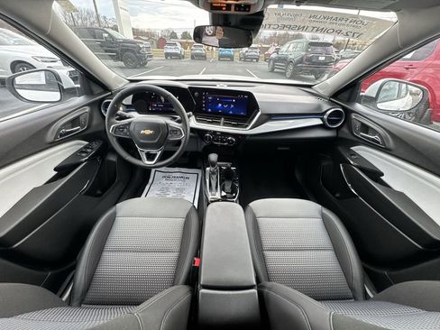 Used 2025 Chevrolet Trax LT w/ LT Convenience Package image 21