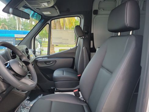 Used 2025 Mercedes-Benz Sprinter 2500 image 18