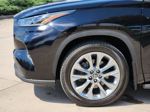 Used 2024 Toyota Highlander Limited AWD/4WD image 9