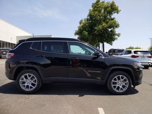 Certified 2022 Jeep Compass Latitude image 9