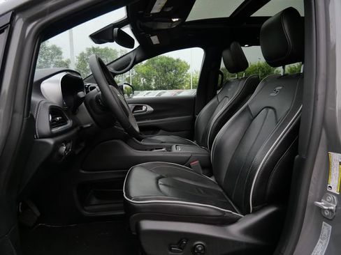 Used 2025 Chrysler Pacifica Limited FWD image 15