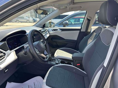 Used 2025 Volkswagen Taos SE w/ Panoramic Sunroof Package AWD/4WD image 17