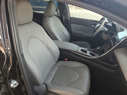 Used 2021 Toyota Avalon Limited image 27