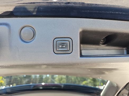 Used 2020 Chevrolet Equinox LT w/ Sport Edition image 18