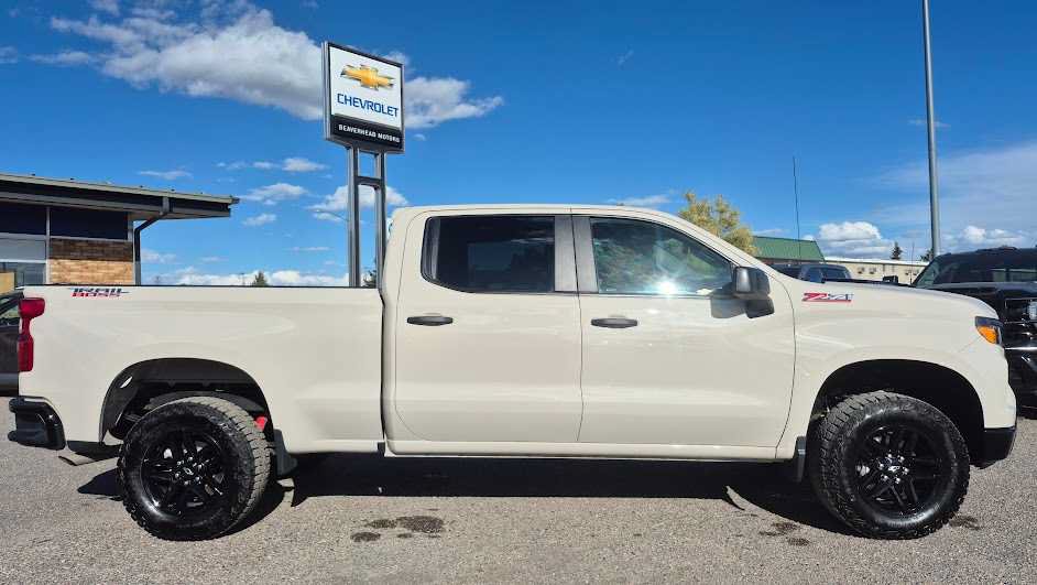 Used 2026 Chevrolet Silverado 1500 Custom Trail Boss AWD/4WD image 2