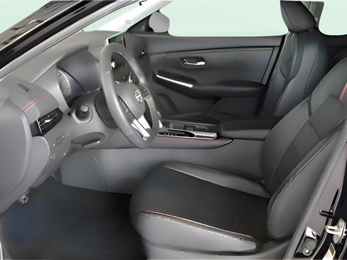 Used 2025 Nissan Sentra SR w/ SR Premium Package image 18