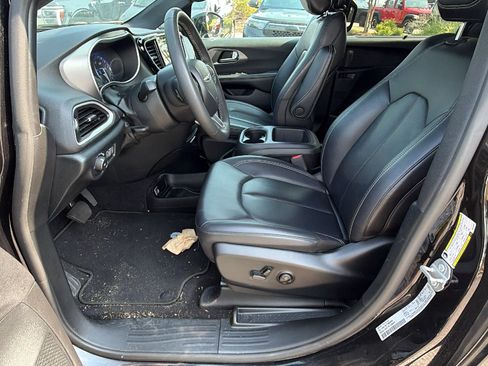 Used 2025 Chrysler Pacifica Select FWD image 16