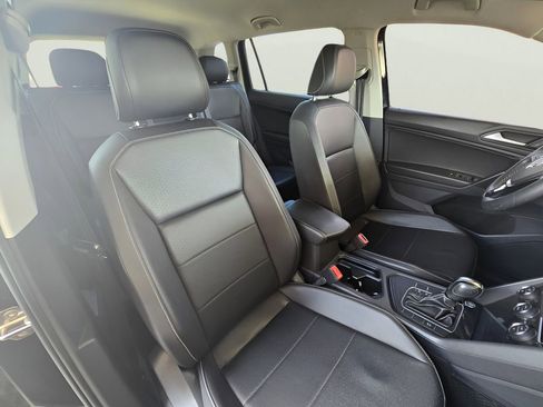 Used 2021 Volkswagen Tiguan SE image 32