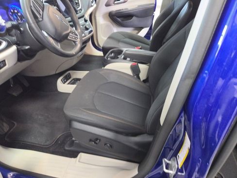 Used 2019 Chrysler Pacifica Touring Plus w/ Advanced Safetytec Group FWD image 4