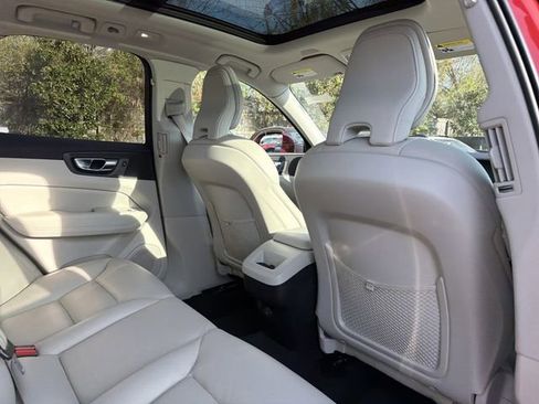 Used 2022 Volvo XC60 B5 Momentum image 18