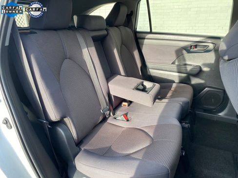 Used 2024 Toyota Highlander LE AWD/4WD image 11