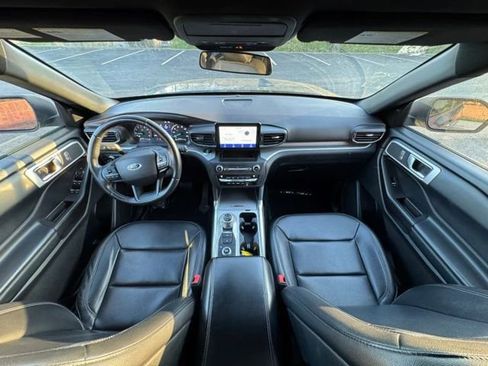 Used 2020 Ford Explorer XLT w/ Equipment Group 202A image 5