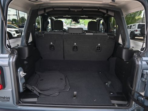 Used 2025 Jeep Wrangler Sahara image 13