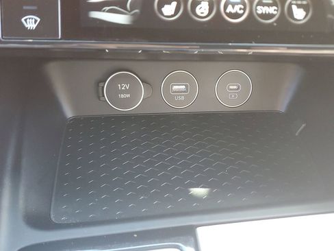 Used 2025 Genesis G70 2.5T image 32