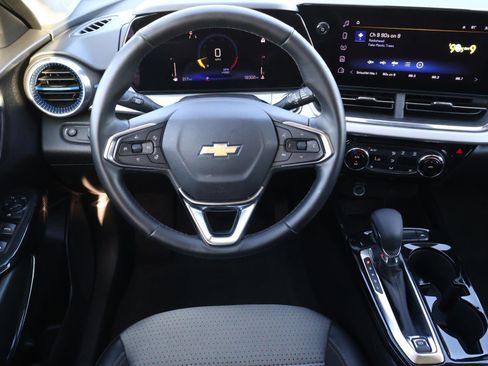 Used 2025 Chevrolet Trax LT w/ LT Convenience Package image 9