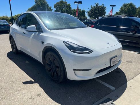 Used 2025 Tesla Model Y Long Range RWD image 2