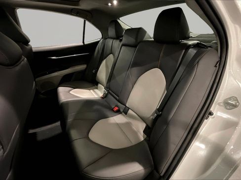 Used 2020 Toyota Camry XLE FWD image 21