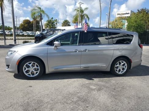 Used 2018 Chrysler Pacifica Touring-L w/ Tire & Wheel Group image 4