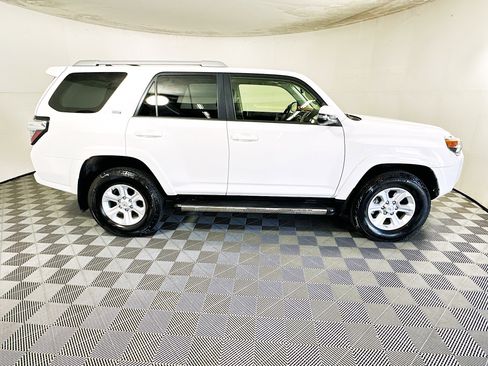 Used 2017 Toyota 4Runner SR5 Premium image 2