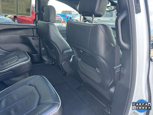 Used 2025 Chrysler Pacifica Limited image 48