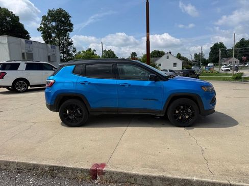 Used 2024 Jeep Compass Latitude w/ Altitude Special Edition AWD/4WD image 5