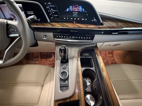 Used 2021 Cadillac Escalade Premium Luxury Platinum RWD image 3