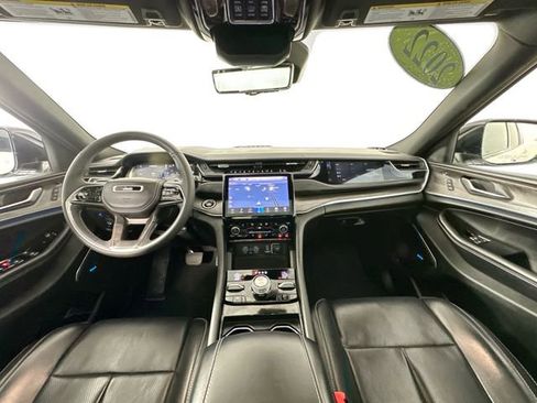 Used 2022 Jeep Grand Cherokee Overland w/ Luxury Tech Group IV AWD/4WD image 36
