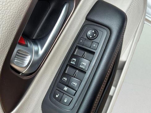 Used 2018 Chrysler Pacifica Touring-L FWD image 38