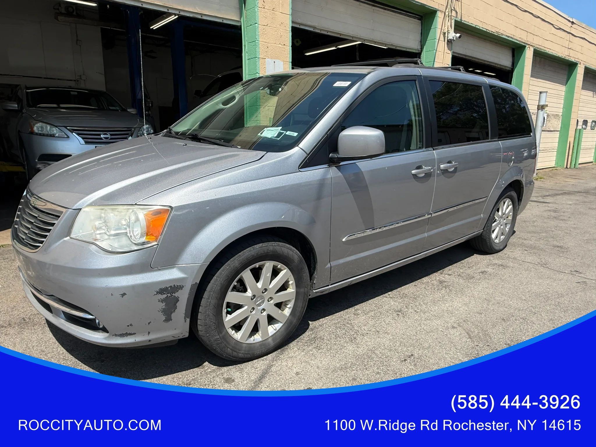 Used 2015 Chrysler Town & Country Touring FWD image 1