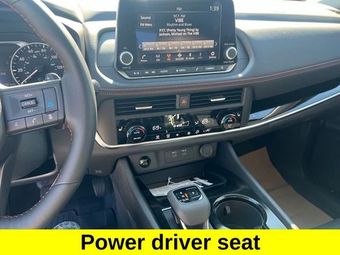 Certified 2025 Nissan Rogue SV image 17