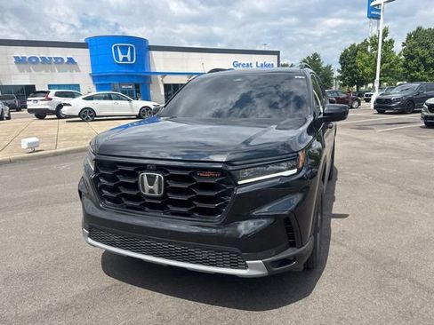 Used 2025 Honda Pilot TrailSport image 2