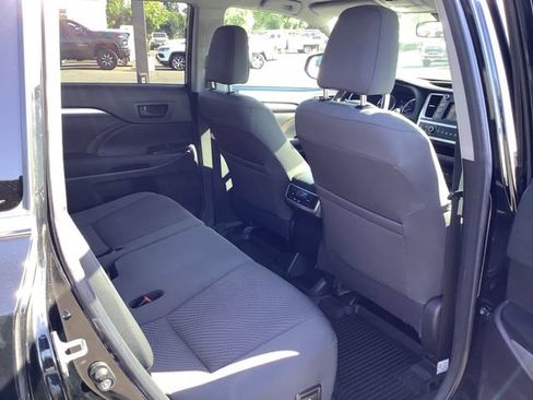 Used 2018 Toyota Highlander LE FWD image 32