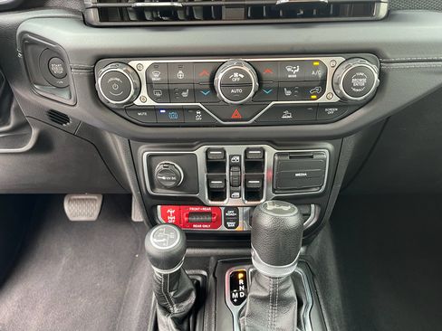 Used 2025 Jeep Wrangler Unlimited Rubicon 4xe w/ Convenience Group AWD/4WD image 24