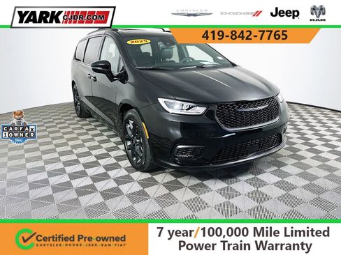 Certified 2025 Chrysler Pacifica Limited image 1