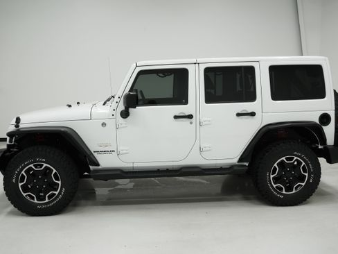 Used 2014 Jeep Wrangler Unlimited Sahara w/ Connectivity Group AWD/4WD image 6