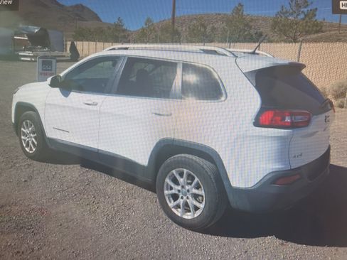 Used 2018 Jeep Cherokee Latitude w/ Safety Group AWD/4WD image 17