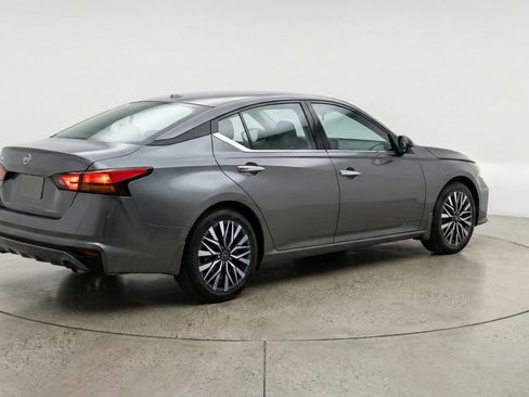Used 2025 Nissan Altima 2.5 SV FWD image 9