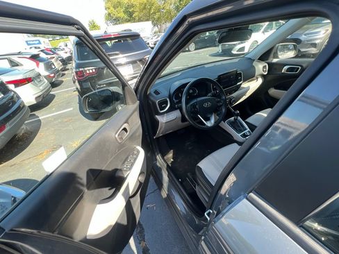 Used 2025 Hyundai Venue SEL FWD image 2