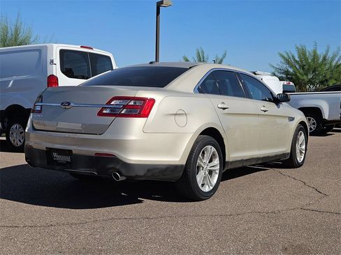 Used 2017 Ford Taurus SE image 4
