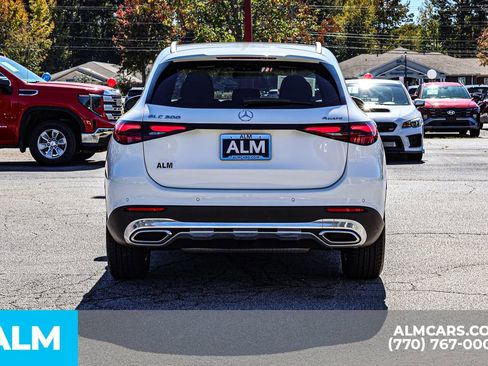 Used 2025 Mercedes-Benz GLC 300 4MATIC image 11