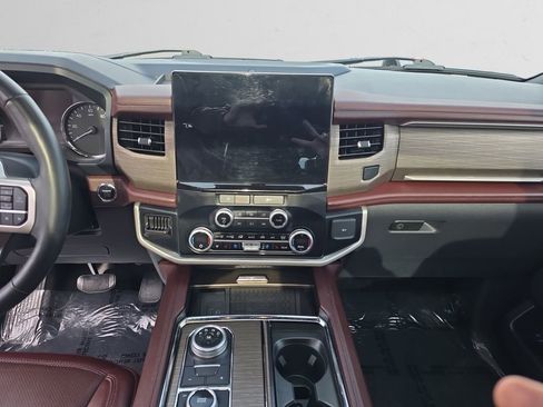 Used 2024 Ford Expedition Limited image 12