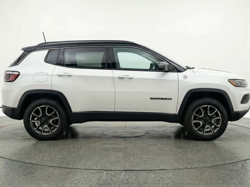Used 2025 Jeep Compass Trailhawk AWD/4WD image 11