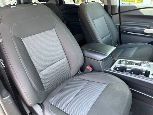Used 2023 Ford Explorer XLT AWD/4WD image 16
