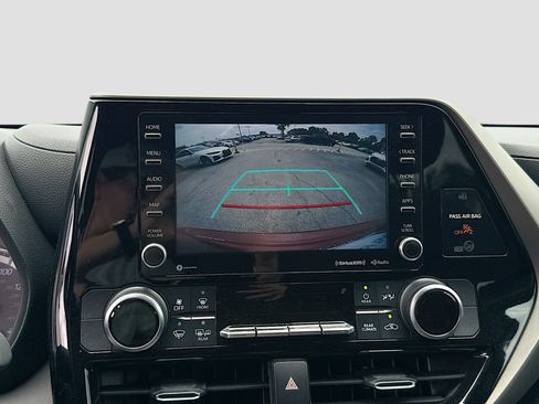 Used 2020 Toyota Highlander LE FWD image 32