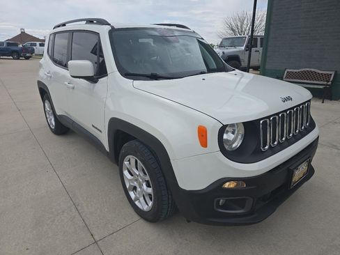 Used 2018 Jeep Renegade Latitude w/ Popular Equipment Group FWD image 8