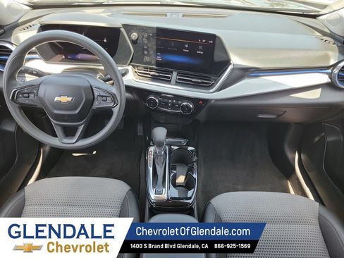 Certified 2025 Chevrolet Trax LT FWD image 22